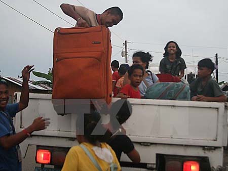 Người dân ở thành phố Tacloban sơ tán trước khi bão Hagupit có khả năng đổ bộ.